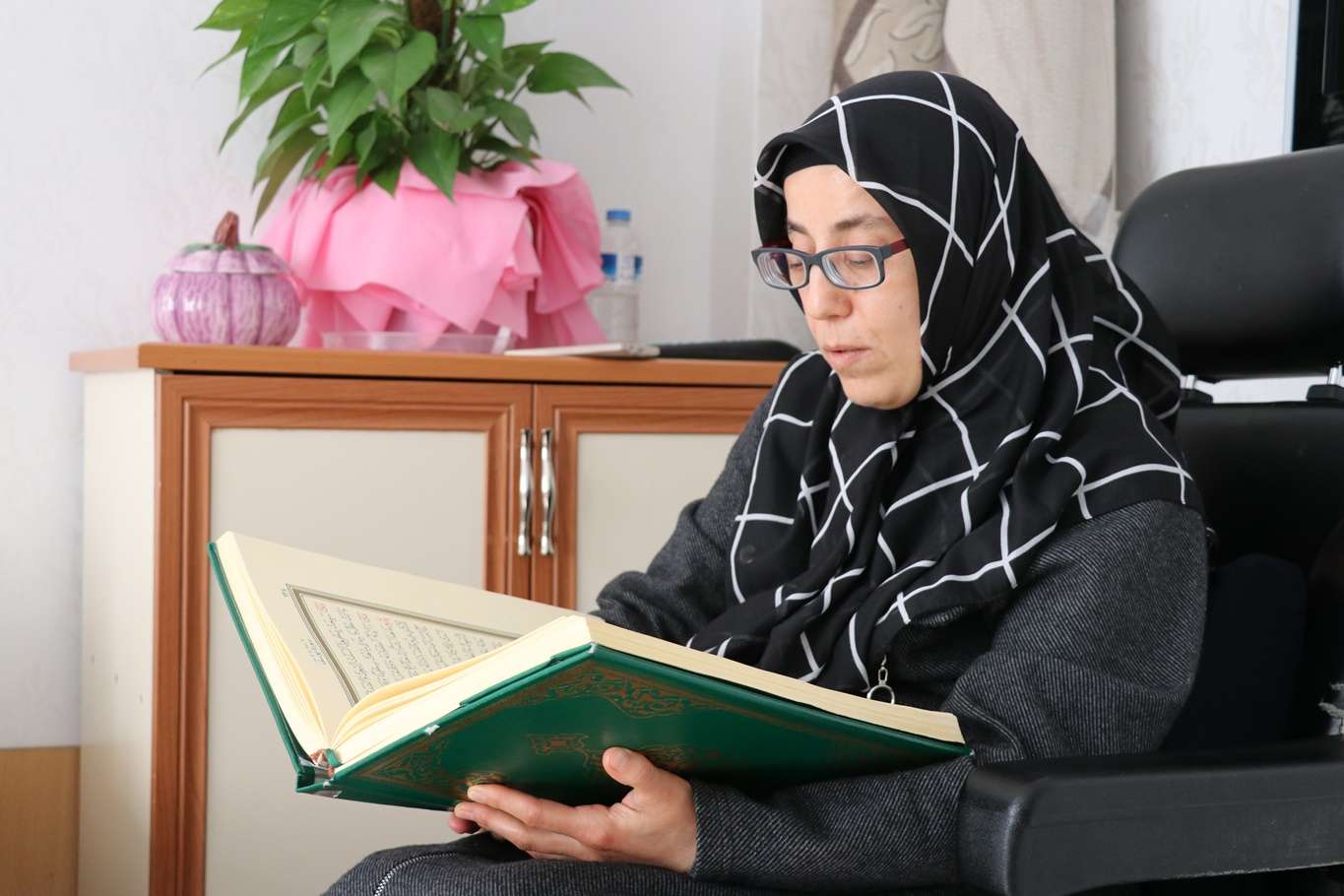Engeline rağmen "Rabbine daha çok yakınlaşan" kadının ibadet aşkı imrendiriyor
